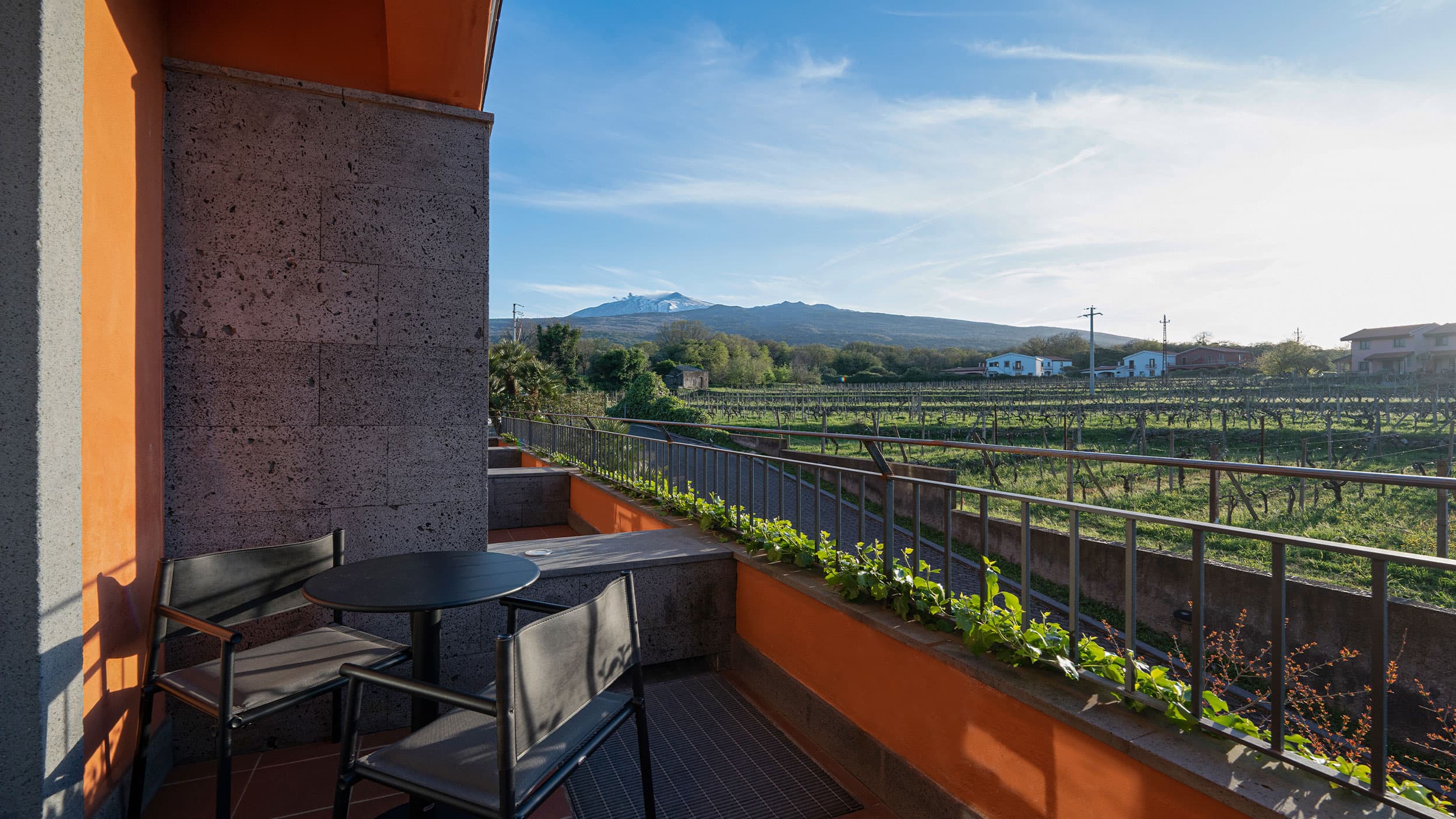 Camera con letto king size, balcone e vista sull'Etna