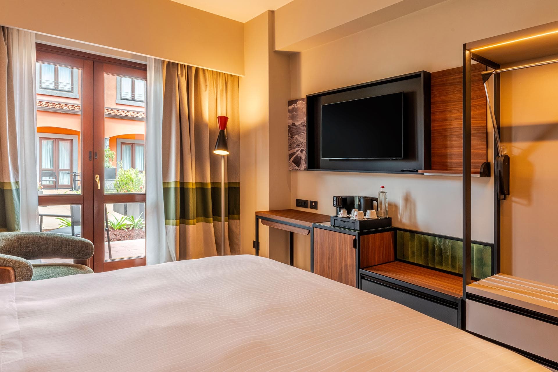 Camera attrezzata per ospiti con disabilità con letto king size